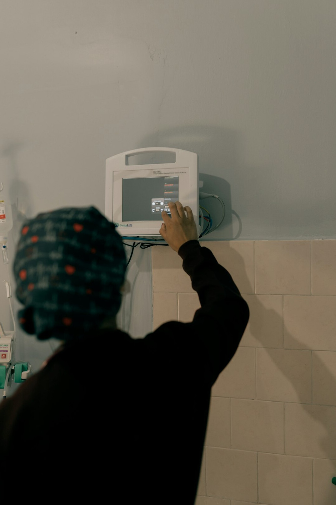 doctor in emergency room